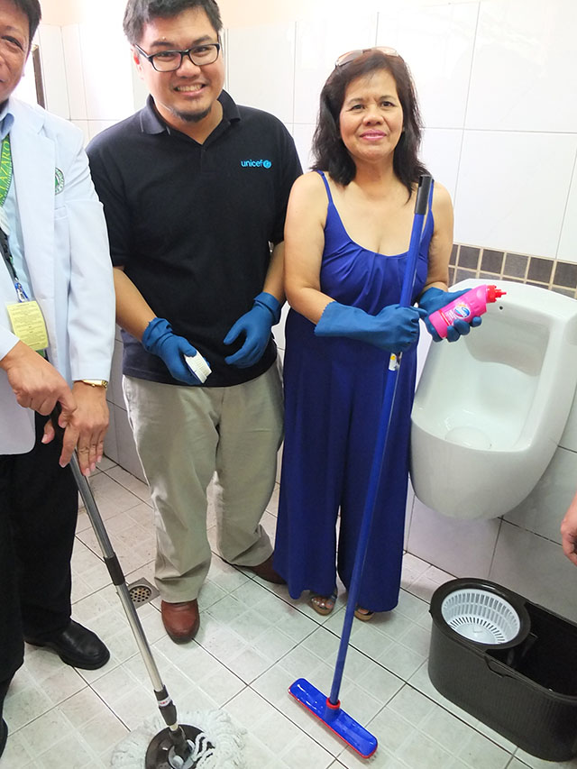 COMMON EFFORT. UNICEF’s Dr. Mike Gnilo and PPHA’s Dr.MaluhOrezca lend their hands at toilet-cleaning. Photo by Pia Ranada 