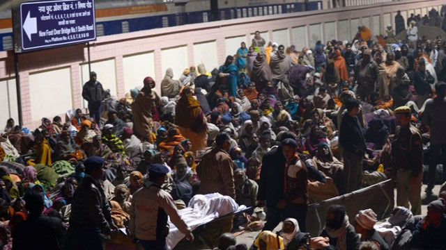 Indian authorities carry the bodies of two travellers killed in a stampede at the railway station in Allahabad on February 10, 2013. AFP PHOTO/ ROBERTO SCHMIDT