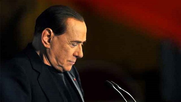 Italy's former Prime Minister Silvio Berlusconi delivers a speech outside his private residence, the Palazzo Grazioli, on November 27, 2013 in Rome. Italy's parliament prepared to expel Silvio Berlusconi today over his tax fraud conviction in a momentous move that raises the risk of his arrest but is unlikely to end his tumultuous career. Thousands of Berlusconi loyalists massed outside the three-time former prime minister's luxury home in Rome to support their leader, as lawmakers from his party took the floor of the Senate one by one to back him. AFP PHOTO / TIZIANA FABI