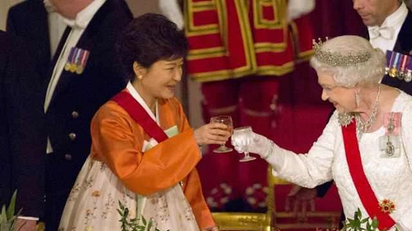 TO UK-SK RELATIONS. Britain's Queen Elizabeth II (R) and South Korea's President Park Geun-Hye (L) raise a toast at a State Banquet at Buckingham Palace in London on November 5, 2013. AFP/Pool/Neil Hall
