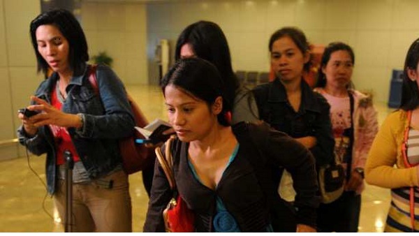 BACK HOME. Some of the 30 repatriated Filipino workers arrive at the Manila International Airport on Nov 4, 2013. Photo by AFP/Jay Directo