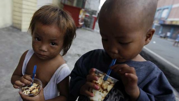 HUNGER DOWN. The United Nations says world hunger rates has dropped to one in 8 people. In this photo, Filipino street children take a meal at a street in Parañaque, Philippines, 15 August 2013. EPA/Francis R Malasig