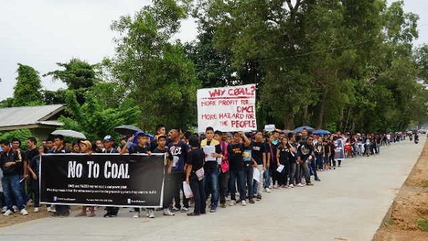 NO TO COAL.' Residents and students in Aborlan, Palawan protest the proposed coal plant to be built by DMCI Power Corporation. Photo courtesy of WWF-Philippines