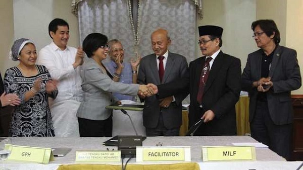 SIGNED. The government and the MILF ink a deal on power-sharing between the central government and the proposed Bangsamoro political entity. Photo by OPAPP