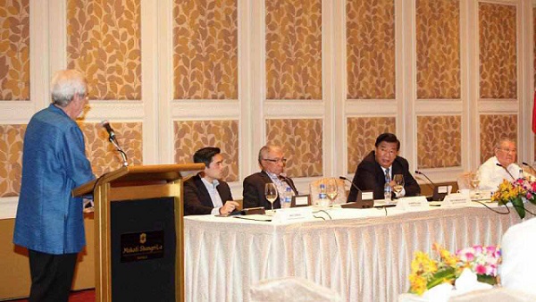 ROUNDTABLE TALKS. Senate President Franklin Drilon and House Speaker Feliciano Belmonte Jr sit with members of the business community to further inclusive growth in the country. Photo taken from the Wallace Business Forum Facebook page
