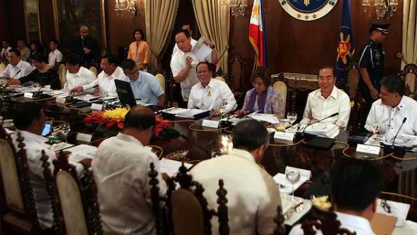 LONG TALKS. President Benigno S. Aquino III presides over the Cabinet Meeting at the Aguinaldo State Dining Room of the Malacañang Palace on Monday, July 8. Malacañang Photo Bureau