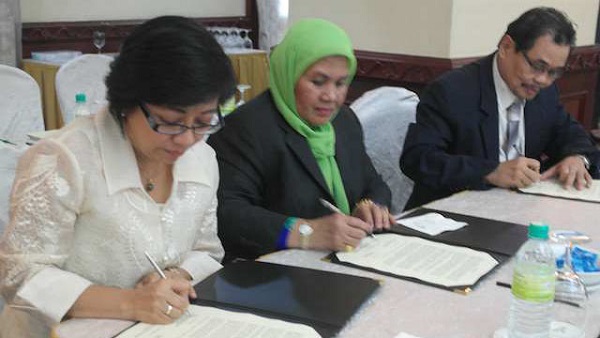 END OF ROUND 39. (L-R) Government peace panel chair Miriam Coronel-Ferrer, Malaysian facilitators' secretariat head Che Kashna, and Moro Islamic Liberation Front (MILF) peace panel chair Mohagher Iqbal sign the Joint Statement at the end of their four-day exploratory talks in Kuala Lumpur on August 25, 2013.Photo by OPAPP