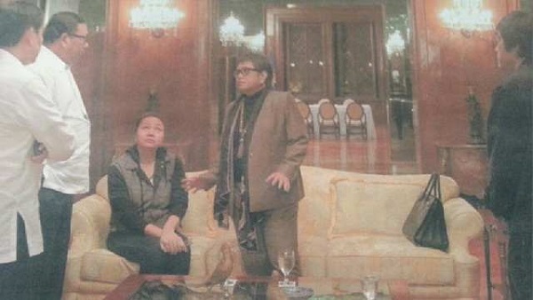 SPECIAL TREATMENT?: Janet Lim Napoles surrenders to President Aquino. Malacañang photo