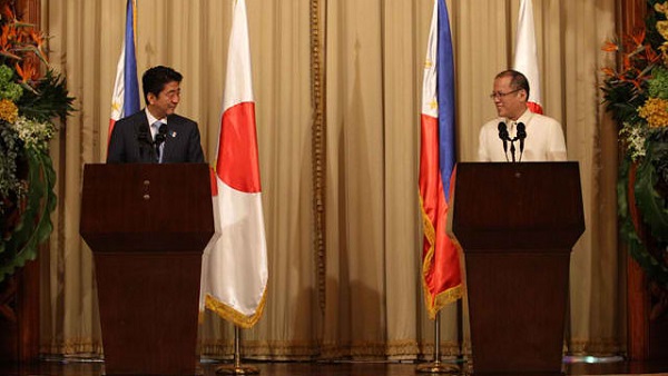 'STRATEGIC PARTNERSHIP.' Japanese Prime Minister Shinzo Abe (left) and Philippine President Benigno Aquino III (right) agree to boost maritime security. Photo by Malacañang Photo Bureau