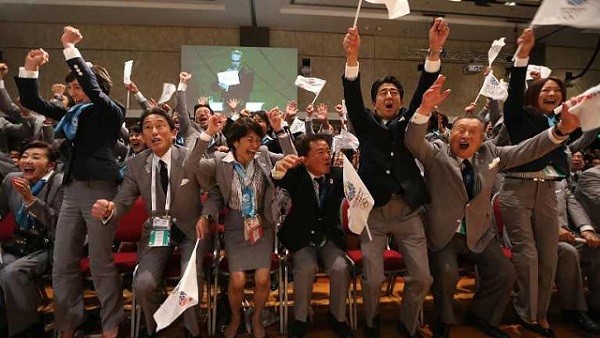 WINNING MOMENT. Japanese Prime Minister Shinzo Abe (3-R) celebrates alongside Tokyo 2020 delegation members after Tokyo won the bid to host the 2020 Summer Olympic Games, during the 125th session of the International Olympic Committee (IOC), in Buenos Aires, on September 7, 2013. AFP / Yan Walton