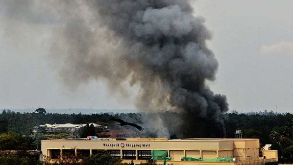 UNDER ATTACK. Smoke rises from the Westgate mall in Nairobi on September 23, 2013. AFP / Carl de Souza