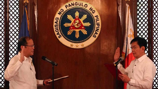 'REHAB CZAR.' President Benigno Aquino III swears in Panfilo Lacson as 'presidential assistant for rehabilitation and recovery.' Photo courtesy of the Malacañang Photo Bureau 