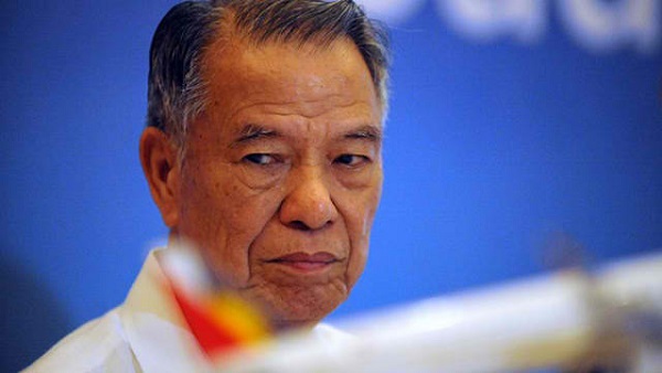 LUCIO TAN. The tycoon is selling his stake in the Philippine Airlines (PAL) to local and foreign investors. File photo by AFP