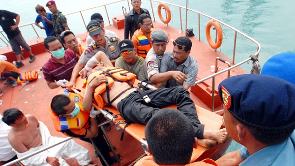 A file photo of  Indonesian rescuers evacuate an injured asylum-seeker survivor during a rescue operation at Merak seaport, Banten Province, Indonesia, 31 August 2012. Reports in Australia said the boat carrying between 150 and 170 people, mostly from Sri Lanka and Iran, broke up and sank in heavy seas off Jav in Indonesia on Tuesday evening, July 23. A rescue operation is underway conducted by Indonesian authorities.Australia has struggled to stem an influx of asylum-seekers arriving by boat, with record numbers turning up in 2012 and more than 15,000 so far in 2013. File photo by EPA/Tubagus