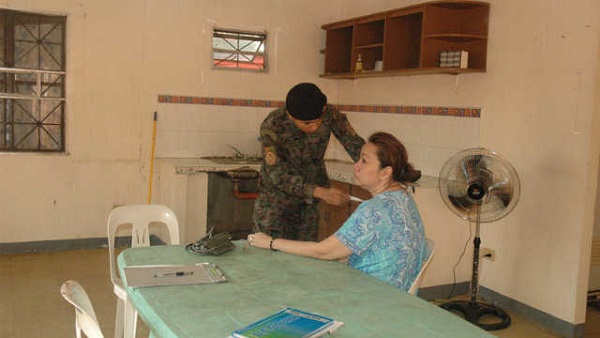 MEDICAL EMERGENCY. In this file photo, a police doctor checks on Janet Lim Napoles. File photo courtesy of PNP SAF