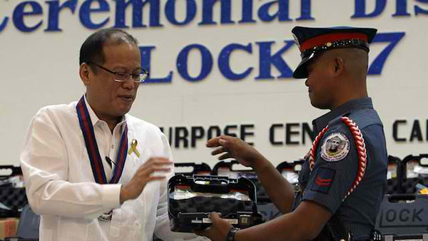 NEW GUNS. President Benigno Aquino III turns over new Glock 17 firearms to the Philippine National Police. Malacañang Photo Bureau