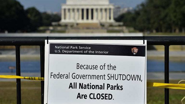 CLOSED. A closure sign is seen at the World War II memorial (with the Lincoln memorial in the distance) in Washington, DC, on October 1, 2013. AFP/Jewel Samad