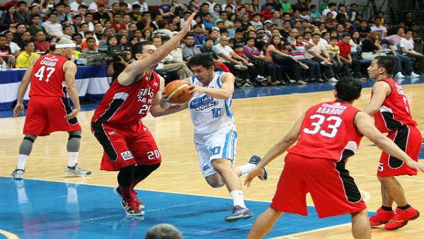 COFFEE RUSH. Rookies Ian Sangalang of SMC and Greg Slaughter of Ginebra battle it out. Photo by KC Cruz/PBA Images