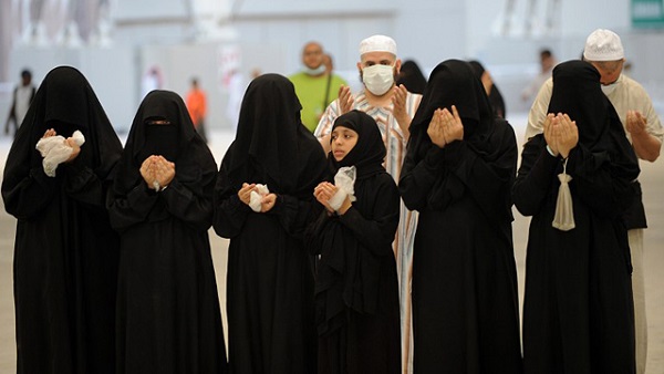 SAUDI ARABIA, MINA : Muslim pilgrims recite prayers after throwing pebbles at pillars in the 