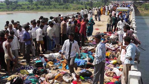 STAMPEDE AFTERMATH. Bodies are pictured on a bridge following a stampede outside the Ratangarh Temple in Datia district, India's Madhya Pradesh state, on October 13, 2013. AFP/Stringer