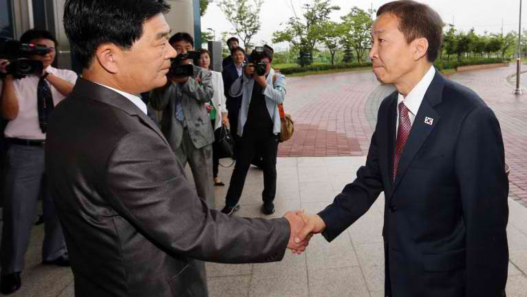 NEW MEETING. South Korea's chief delegate Kim Ki-Woong (R) shakes hands with his North Korean counterpart Pak Chul-su (L) at the Kaesong industrial complex in North Korea on July 15, 2013. AFP/Korea pool