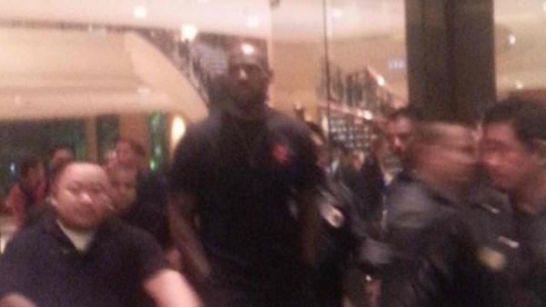 LOW-KEY. LeBron arrives at the Makati Shangri-La where we will stay for the duration of his trip. Photo by Rappler / Josiah Albelda