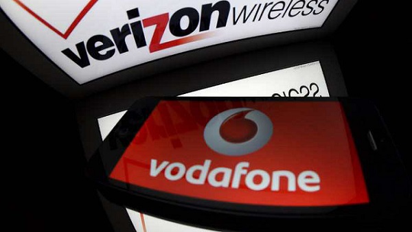 MERGED. A picture taken on September 2, 2013 in Paris, shows an illustration made with the logo for Verizon Wireless and the logo of mobile network provider Vodafone. AFP / Lionel Bonaventure