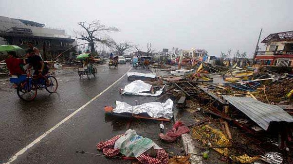 LINED UP. The bodies of typhoon victims line the streets of Tacloban City, Leyte, on November 10. Photo by Dennis M. Sabangan/EPA 