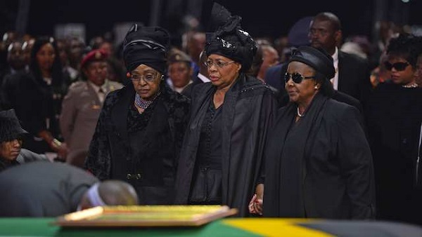 UNITED. The ex-wife of Nelson Mandela, Winnie Mandela Madikizela (L), and the widow of Nelson Mandela, Graca Machel (C), stand by the coffin of South African former president Nelson Mandela during his funeral ceremony in Qunu, South Africa, on 15 December 2013. EPA/Odd Andersen/Pool