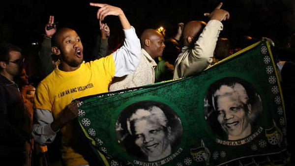 RESPECT. South Africa pays respects to its former leader Nelson Mandela ALEXANDER JOE/AFP PHOTO