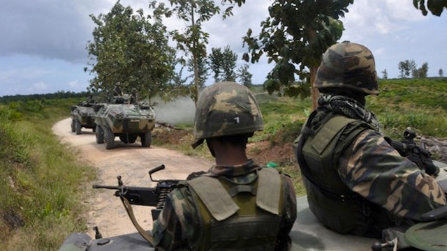 AT LARGE. This picture taken on March 8, 2013 shows Malaysian soldiers moving in toward where Filipino gunmen are locked down in a stand off in the surrounding villages of Tanduao in Sabah. AFP PHOTO / Malaysia Ministry of Defense
