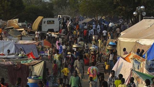 REFUGEES. People gather at a makeshift IDP camp at the United Nations Mission in South Sudan (UNMISS) compound in Juba on December 22, 2013 where South Sudanese continue to flock as fears of a resumption of fighting in the capital fester. AFP/Tony Karumba
