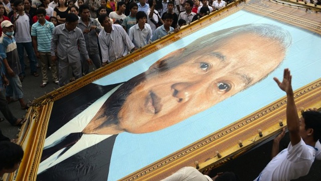 MOURNING. Cambodians mourn in October 2012 after they learned of the death of the former king. File photo by AFP