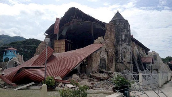 SEVERE DAMAGE. The centuries-old Loboc Church in Loboc, Bohol shows its collapsed roof after a magnitude 7.2 quake in the region, 15 October 2013. Photo courtesy of Robert Michael Poole (@tokyodrastic)
