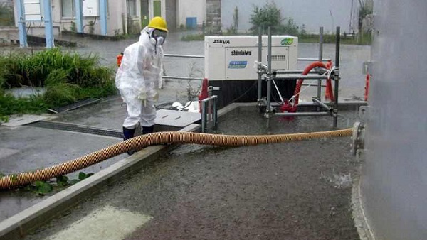 PUMPING RAINWATER. This handout picture taken by Tokyo Electric Power Co. (TEPCO) on September 15, 2013 and released on September 17 shows a TEPCO worker pumping rainwater around the contamination water tank at TEPCO's Fukushima Dai-ichi nuclear plant at Okuma town in Fukushima prefecture. AFP / TEPCO