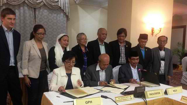 SIGNED. The government and the MILF agree on wealth-sharing. Photo from OPAPP