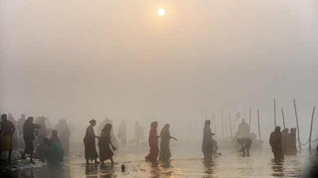 KUMBH MELA. Devotees walk into the waters at the Sangham or confluence of the Yamuna and Ganges river during day break at the Kumbh Mela celebration in Allahabad on January 13, 2013. AFP PHOTO/ROBERTO SCHMIDT