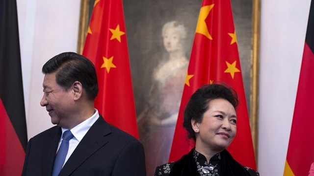 TO SEOUL. In this file photo, Chinese President Xi Jinping stands by his wife Peng Liyuan at the Schloss Bellevue presidential residency in Berlin on March 28, 2014. Johannes Eisele/AFP 