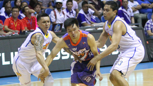 EXPRESS DELIVERS. Joseph Yeo cuts through a pair of TNT defenders. Photo by Nuki Sabio/PBA Images