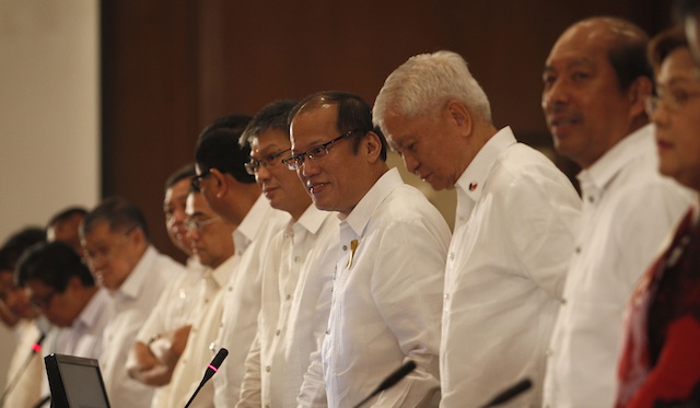 MEETING OVER YOLANDA. President Benigno Aquino III holds a Cabinet meeting on the government's recovery and rehabilitation plan after Super Typhoon Yolanda. Malacañang Photo Bureau