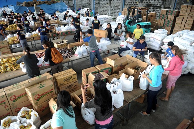 VOLUNTEERS MOBILIZED. Volunteers repacking relief goods at the Department of Social Welfare and Development(DSWD) in Manila on November 9, 2013 for victims of Yolanda. Photo by Jay Directo/AFP 