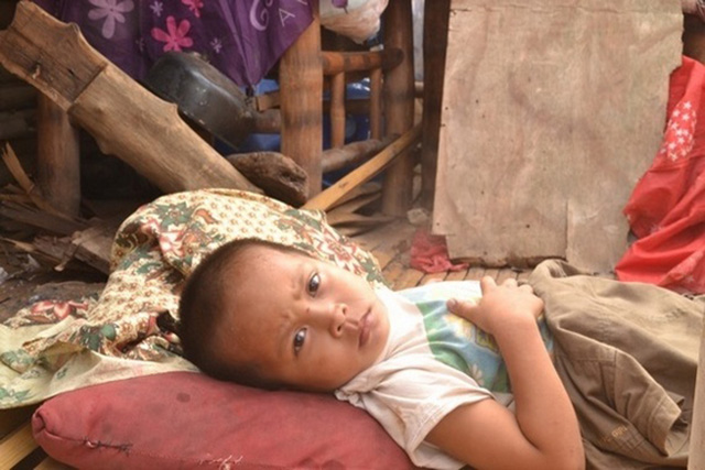 MEDICAL HELP NEEDED. Mary Ann Ebacuado’s 2-year-old child has been sick, but has not received any health assistance, since Yolanda destroyed their house. Photo by Jodhie Mae Cabarles, Typhoon Yolanda Story Hub Visayas