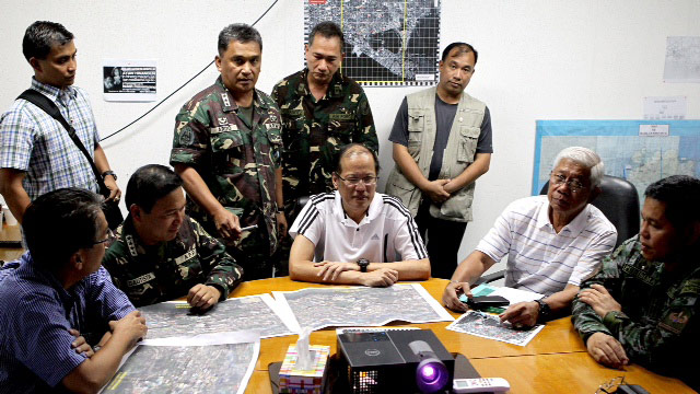HUDDLE WITH THE GENERALS: President Aquino discuss Zamboanga City operations with military and police generals. Malacañang photo