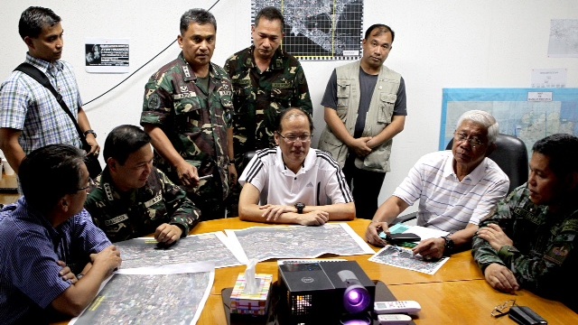 COMMAND CONFERENCE: President Aquino meeting with Secretaries Mar Roxas, Voltaire Gazmin, PNP Chief Alan Purisima, AFP Chief of Staff Gen. Emmanuel Bautista, Western Mindanao Command Commander Gen. Rey Ardo and members of the AFP at the height of the crisis in Zamboanga City. Malacañang Photo