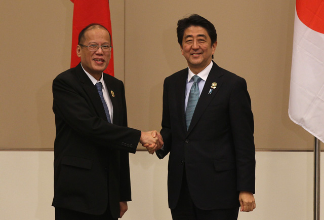 BILATERAL MEETING. President Benigno Aquino III meets with Japan PM Shinzo Abe on the sidelines of the 25th ASEAN Summit. Malacañang Photo Bureau