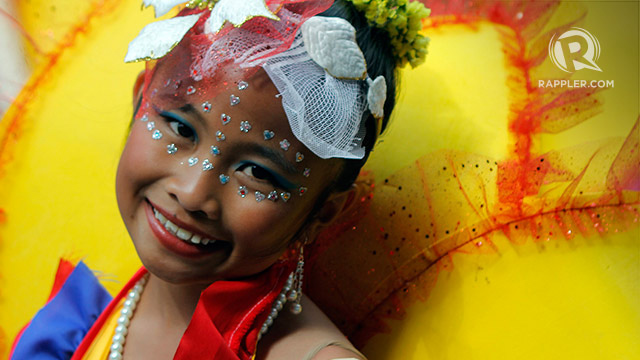 ALL SMILES. Everyone was invited to Panagbenga 2014. Photo by Dave Leprozo Jr / Rappler