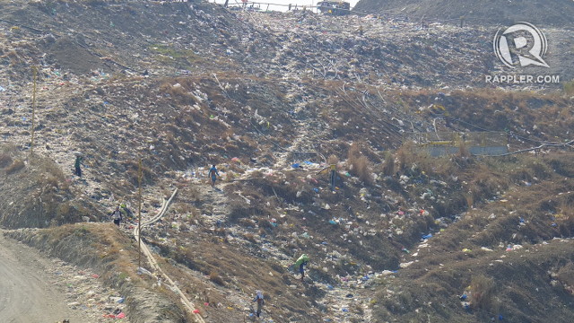 LOST IN THE LANDFILL. Most of the garbage generated by Quezon City residents end up in the Payatas landfill. File photo by Pia Ranada/Rappler