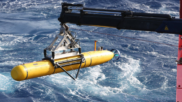 SEARCH CONTINUES. The Phoenix Autonomous Underwater Vehicle (AUV) Bluefin-21 is craned over the side of Australian Defence Vessel Ocean Shield in the search for missing Malaysia Airlines flight MH 370, in the Indian Ocean on April 16, 2014. Photo by EPA/LSIS Bradley Darvill/Australian Defence Department