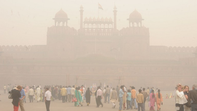 DELHI POLLUTION. In this file photo, the Indian winter's first light fog casts a blanket over the Red Fort in New Delhi on November 7, 2009. Raveendra/Agence France-Presse