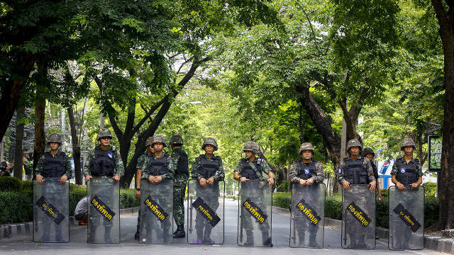 STANDING GUARD. Soldiers block the street outside the US embassy during a small protest against the military coup in Bangkok, Thailand, May 25, 2014. Diego Azubel/EPA